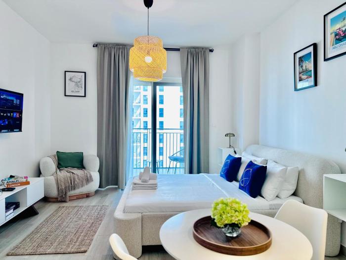 Modern Studio in Waters Edge Pool & Canal Views