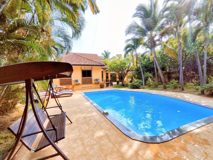 Yellow hourse Luxury Pool Villa