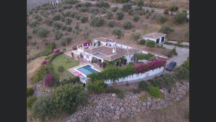 Maison spacieuse avec piscine et vue