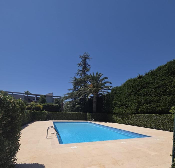 Charming 2 bedroom with sea view, pool and parking