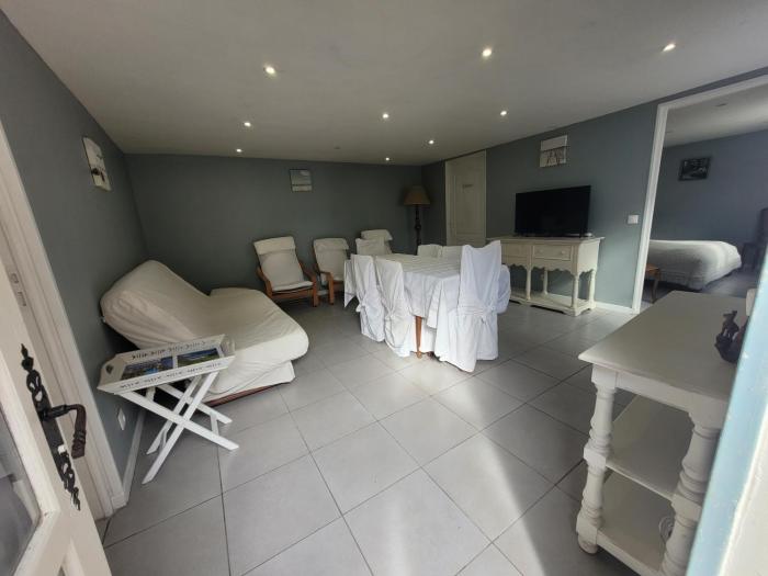 Gite chez Matos maison entière avec 3 chambres et grande cour pour animaux admis