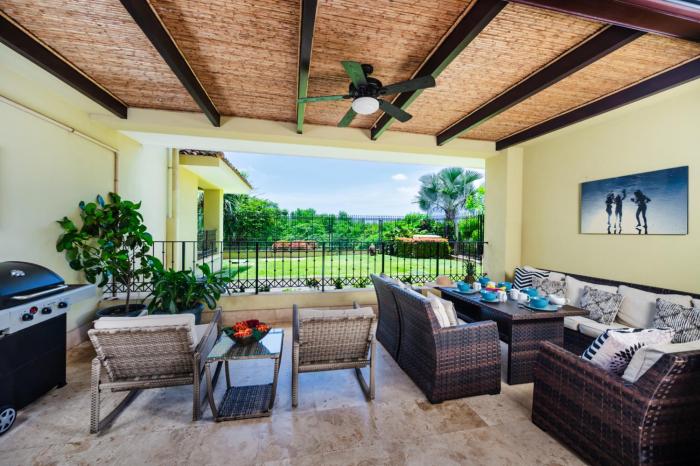 Beachfront Condo Great for Families Pool & BBQ
