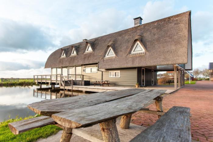 10P 4B Luxe Villa with Pool and Sauna in Spijkerboor