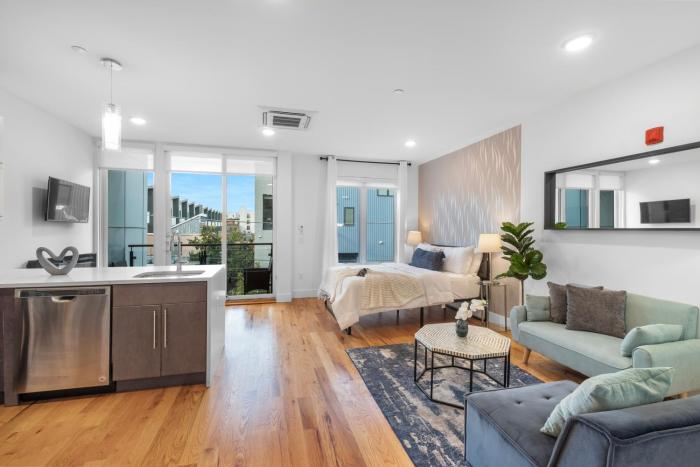 Stylish Studio - Pool, Gym & Balcony Bliss