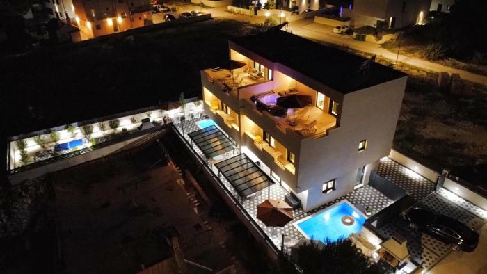 VillaMIA heated pool - jacuzzi-10 persons-boat tours - Luxury