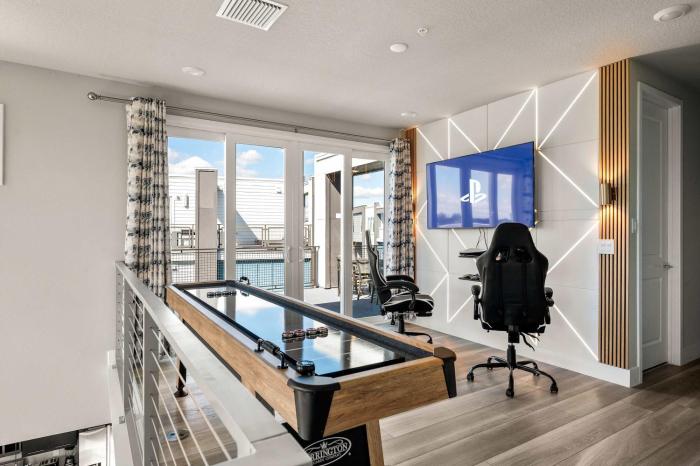 Luxury 5BR w Game Room Pool Golf 6MI to Disney