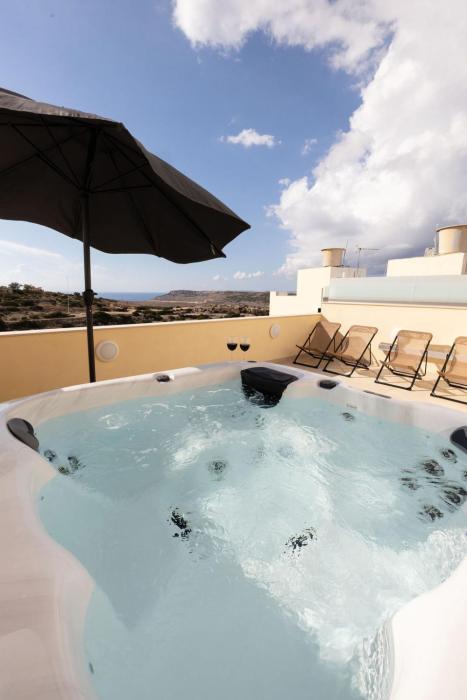 Elegant 3-Bed House w Jacuzzi, Sea Views & Lift