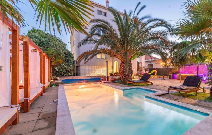 8 Bedroom Gorgeous Home In Zadar