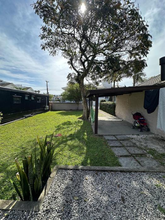 Casa em Jurerê com quintal, churrasqueira e estacionamento – perto da praia