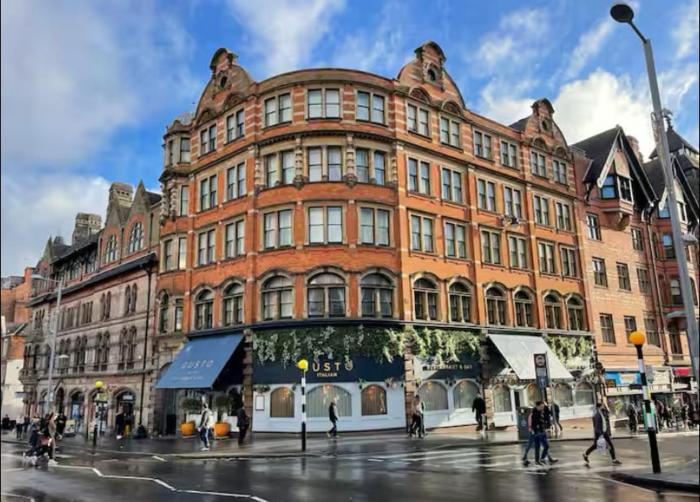 Modern Studio, Top Floor, King Street Views