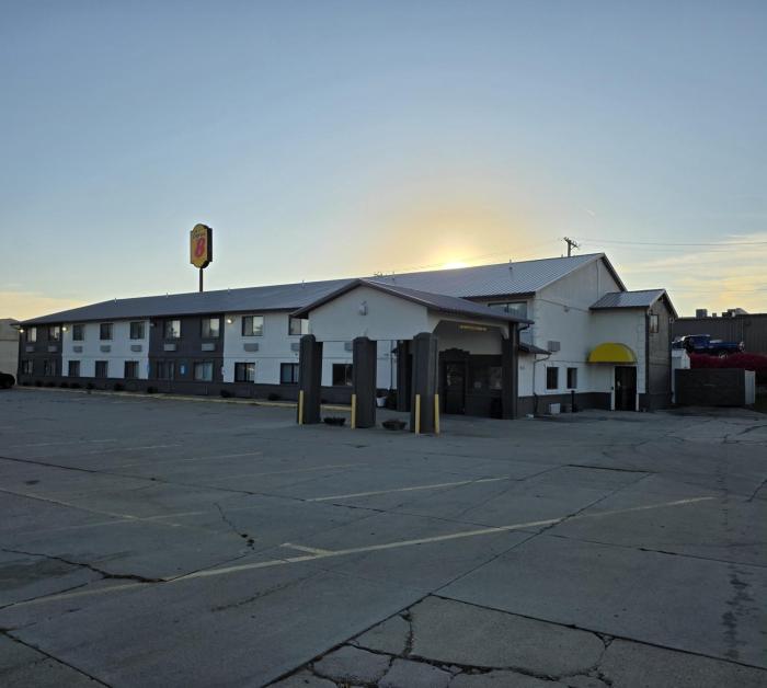 Super 8 by Wyndham Newton