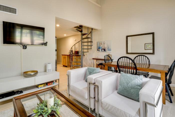 Golf, Swim and Dine! Condo with Lake Conroe Access