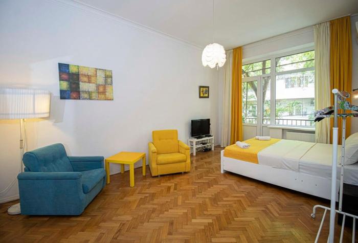 Chic 1BR Apt with Balcony - By Wehost