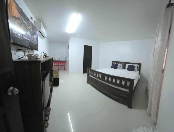 wombats beach resort,hotel, bar and restaurant
