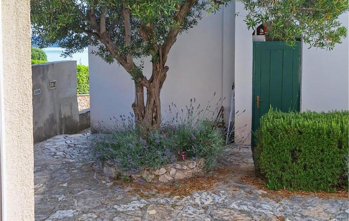 1 Bedroom Cozy Apartment In Betina