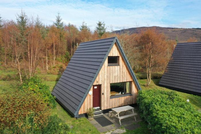 1 Bedroom Cabin with Mountain & Loch Views - Quiet Location between Glencoe & Ben Nevis