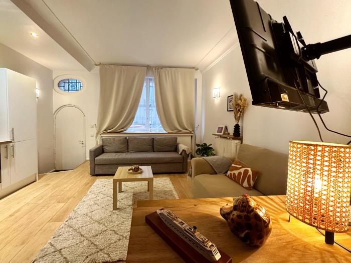 Celine 30 Bright haven between Champs Élysée and Trocadéro