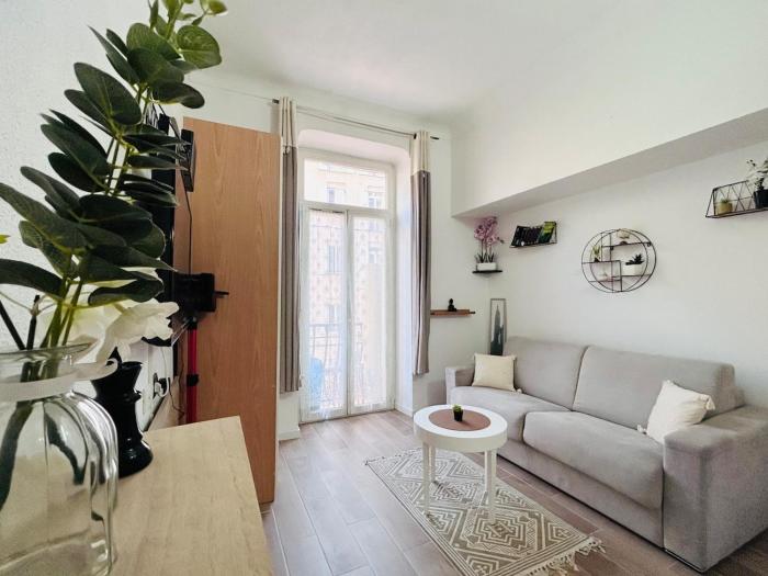 Charmant Studio Rénové en Plein Centre de Nice