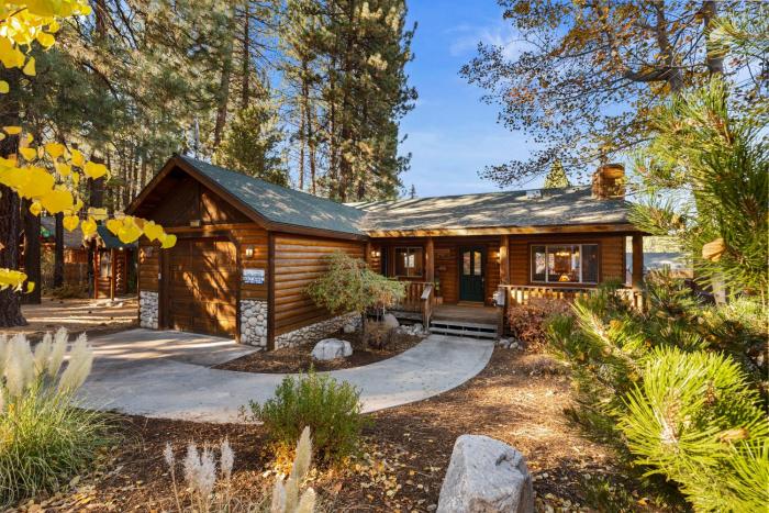 Meandering Moose - Walk to Zoo, Hiking, Slopes & Golf Course, Smart TV, Deck, BBQ