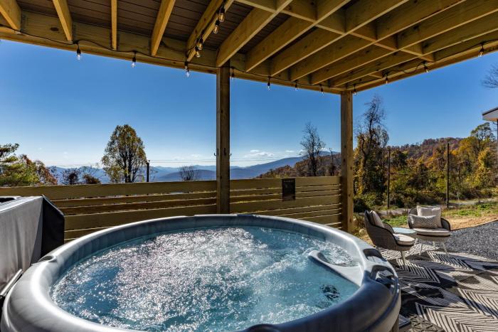 Skyline Retreat Luxury Mountain Escape wHot Tub