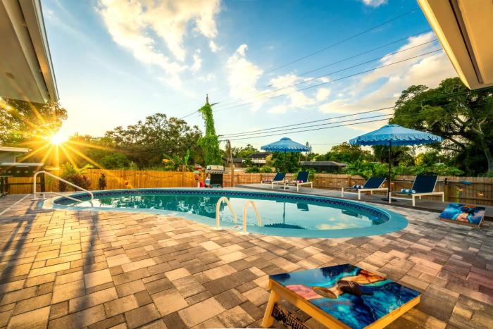 Mins to Beach, Heated Pool, MiniGolf, Firepit