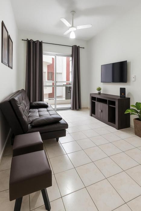 Apartamento Guarujá Enseada, 500 metros da praia, estacionamento, ótima localização