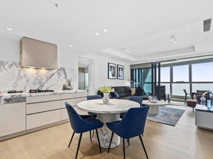 Luxury Beachfront 1-Bed Apartment with Pool & Gym