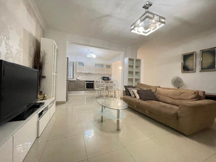 Modern 2 Bedroom Apartment Next to the Promenade R2