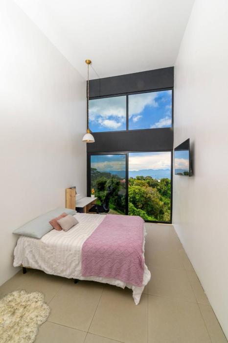 Private Room C with Mountain Views in Grecia