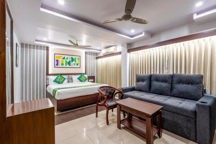 Treebo Marina Grand, Railway station