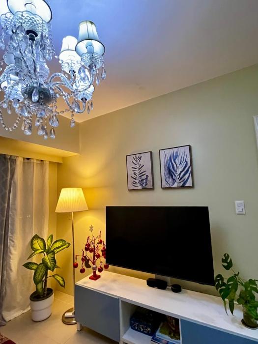 Wanderlust Getaway at Tagaytay high floor, balcony with views & own parking