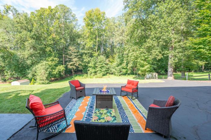 Martinsville Gem - Fireplace, Pets, Near the Park