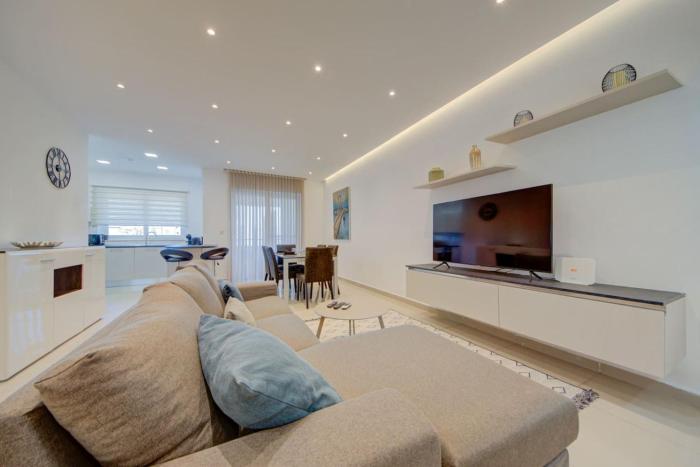 St Julians 3BR Apt Sleeps 6 Central and Stylish