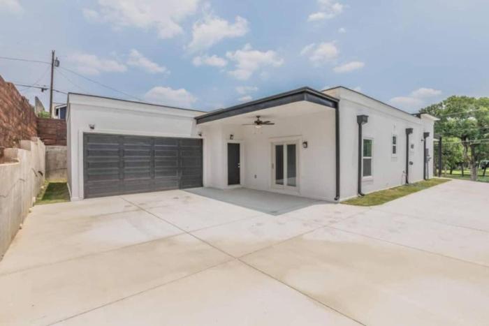4 Large Bedrooms Spacious Private Yard