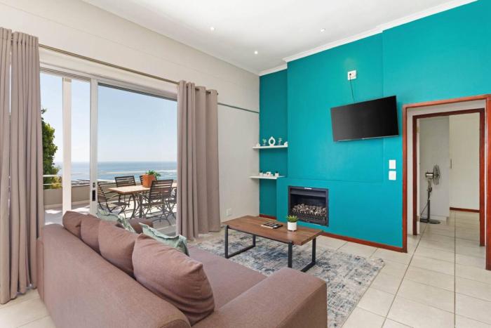 Coastal Penthouse, Private Pool and Stunning Sea Views