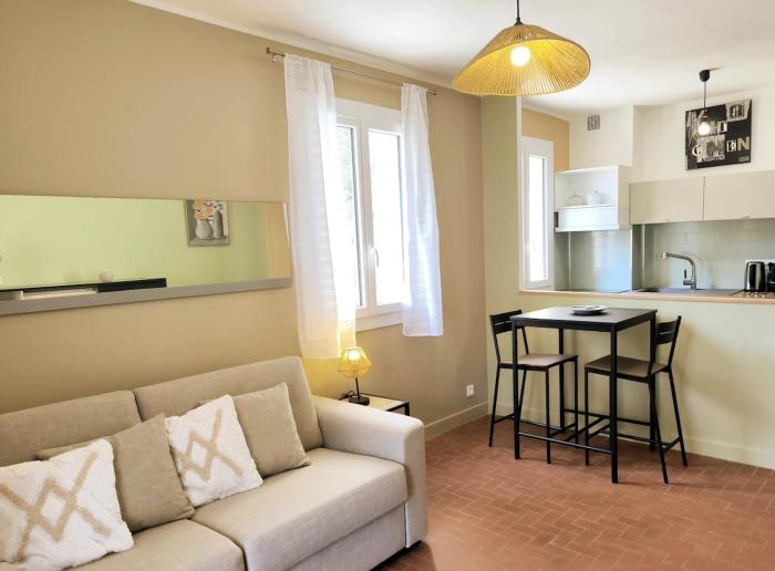 Studio rénové, clim, wifi, parking proche plage