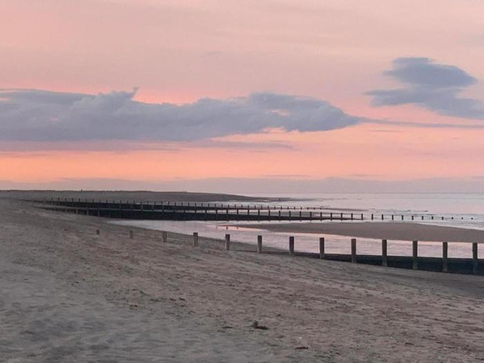 CHAPEL ST LEONARDS- EN-SUITE -2 Bedrooms -Sleeps 6-Pets Welcome-