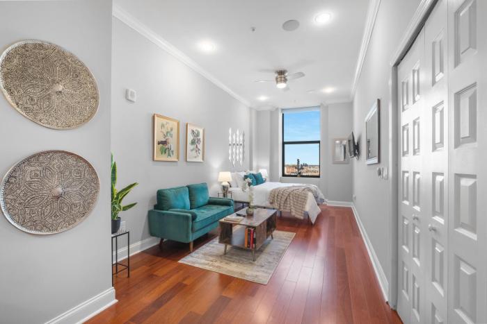 Luxury Studio Loft - Rooftop View & Pool