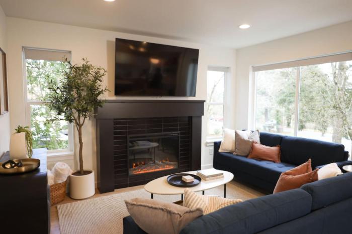 Newly Remodeled Luxury Home With Fireplace In Downtown