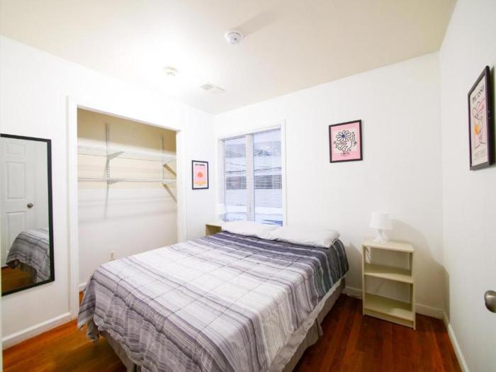 Bright Private Room with Shared Bathroom near NYC