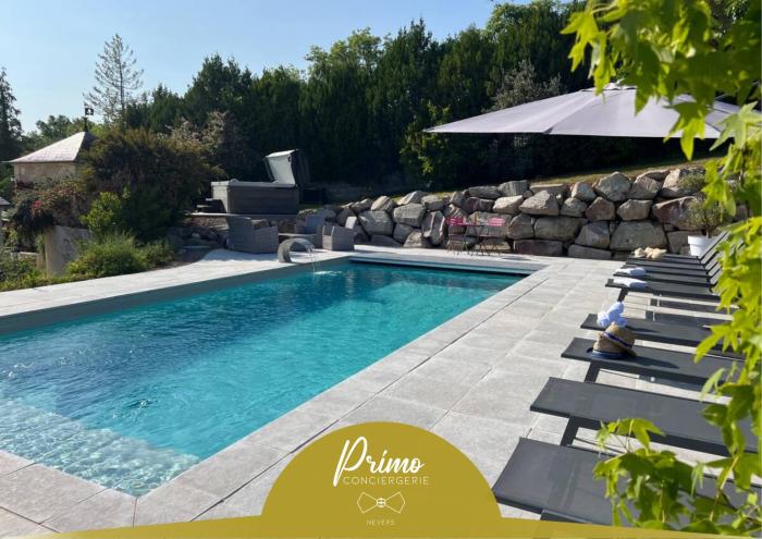 La Villa en Loire, avec Jacuzzi 6 places, Piscine chauffée, boulodrome, salle de jeu, 6 Chambres, vue Loire, 350M2