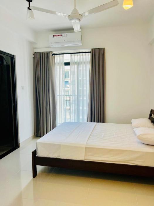 Bright 3-Bed Flat with Balcony with Great Value