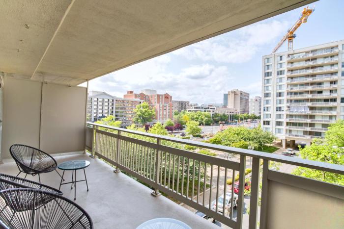 Metro-Accessible Spacious Apartment Near DC