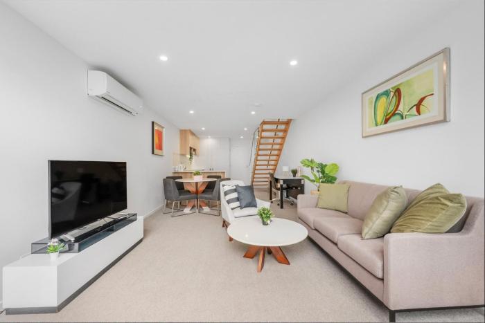 Light Filled 2BDR Loft in Kingston with Parking