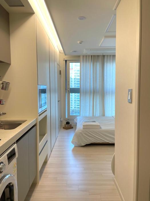 Modern, Natural Studio near Sindorim Station, New Building