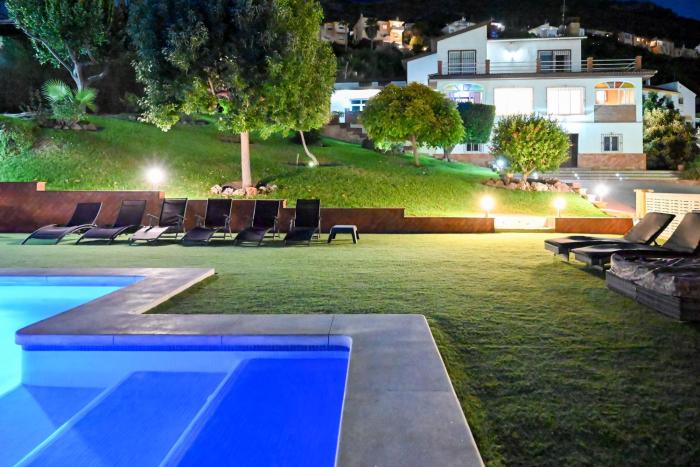 Villa Peralta, heated and private pool ,near beach and golf !