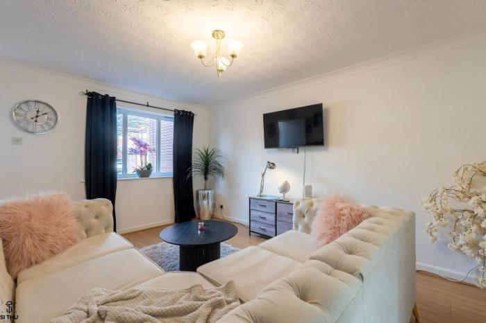 Cosy 2 BR Home - 8 MINS FROM CITY CENTRE - FREE PARKING - 4GC