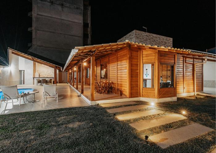 casadecastelhanos, Quadra do MAR de CASTELHANOS, 4 suítes com AR, Churrasqueira, Piscina, Hidromassagem, Cozinha INTEGRADA GOURMET Ideal para FAMÍLIA E AMIGOS