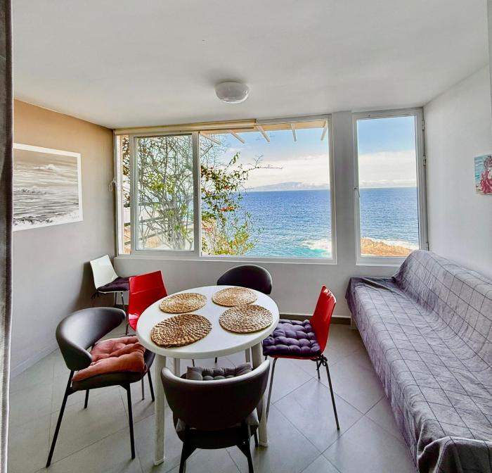 Elegante apartamento con vista directa al mar