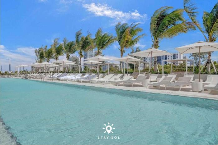 Beautiful Apt -Private Balcony & Pool